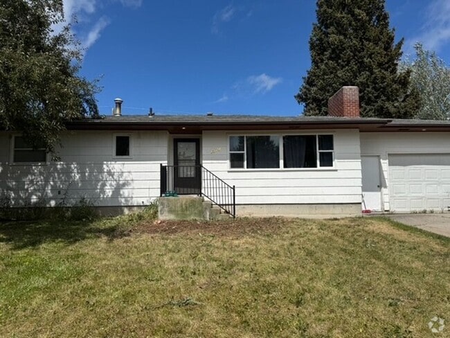 Building Photo - Pet Friendly 4 Bedroom House!