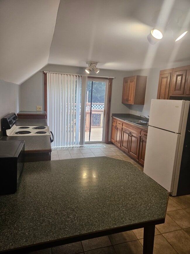 Building Photo - 145 Worthington Rd Unit 2 bed with washer n dryer Rental