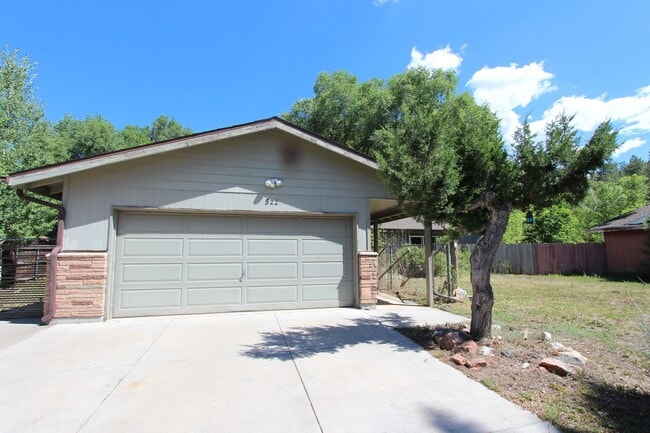 Building Photo - *LEASE PENDING* Spacious 4-Bedroom Coconin... Rental