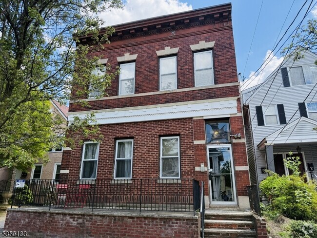 Building Photo - 93 Bay St Rental