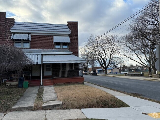 Building Photo - 664 N Jerome St Rental