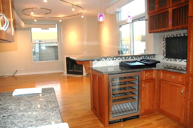 Open floor plan w/ wine fridge - 525 N Ada St Unit 47