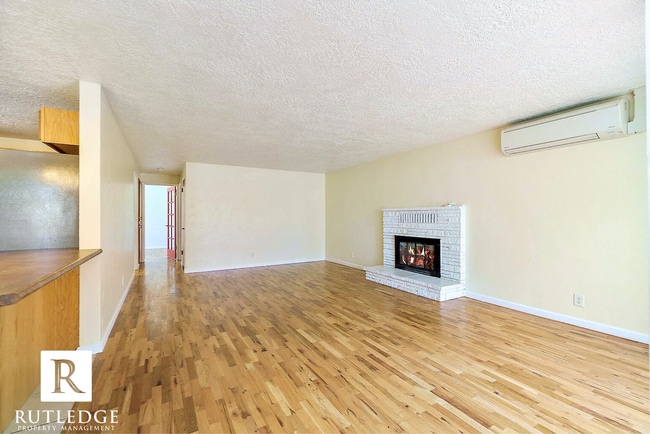 Photo - Sunlight & Sunrooms 2 Bedroom -  1 Full Bath - Fireplace