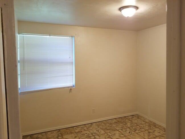 Photo - 1335 W 12th St