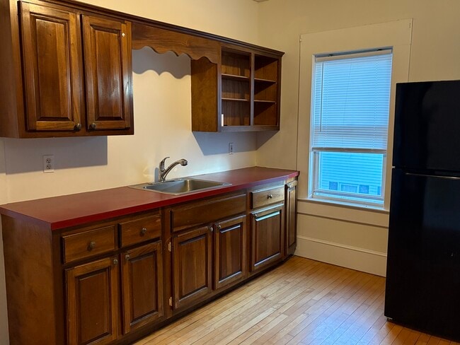 Building Photo - 86 Pleasant St Unit 2 Rental