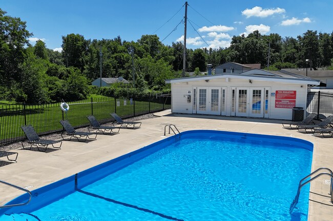 Sparkling Swimming Pool - Centre Ridge