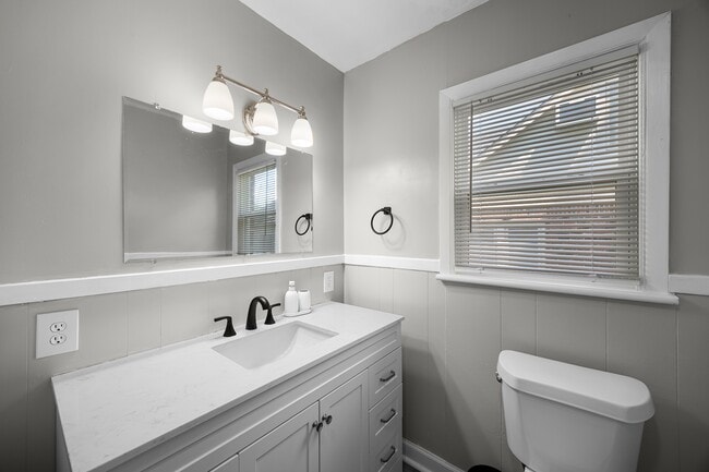 Photo - 1056 Campbell St