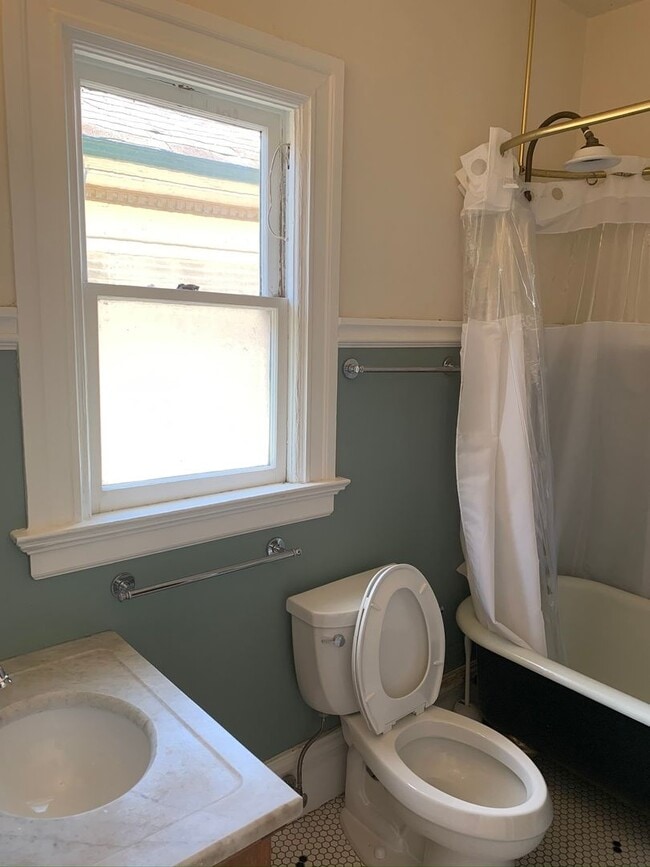 Photo - 1915-1919 Berkeley Way Unit 1915