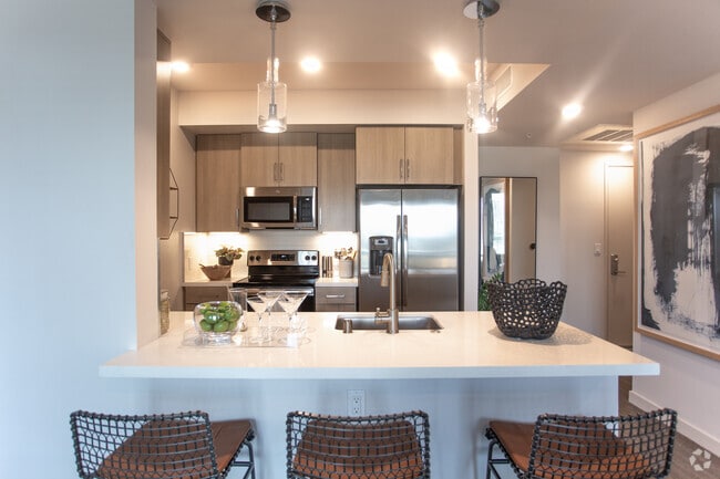 2BR, 2BA-941 SF