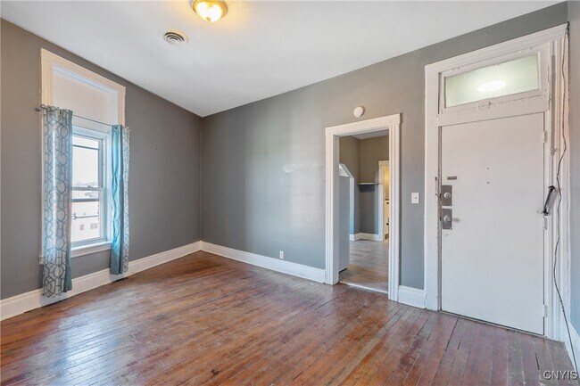 Photo - 319-25 N Salina St