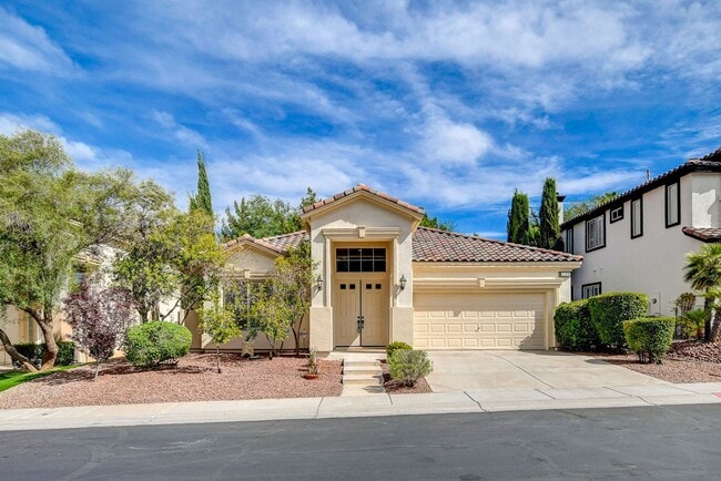 Building Photo - Popular Seven Hills Area, 1-Story, Complet...