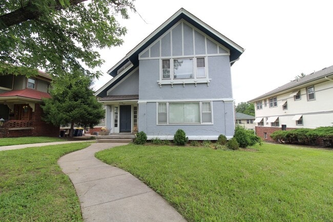 Remodeled 2 Bedroom 1 Bath Duplex Blocks F... - Remodeled 2 Bedroom 1 Bath Duplex Blocks F... Townhome