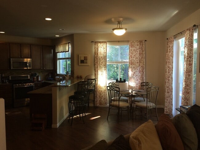 Photo - 1880 Claret Loop NW