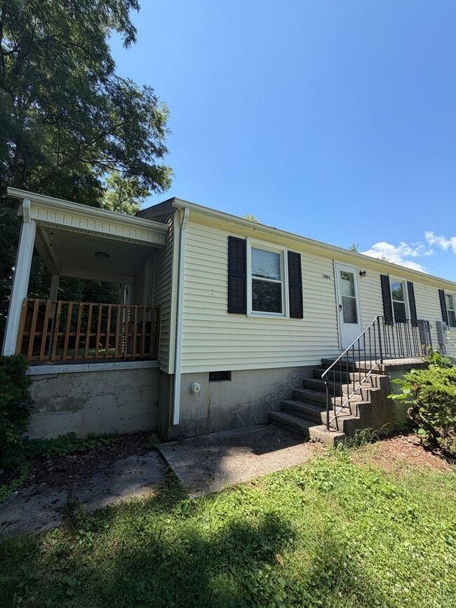 Building Photo - Charming Duplex Near Downtown Blacksburg