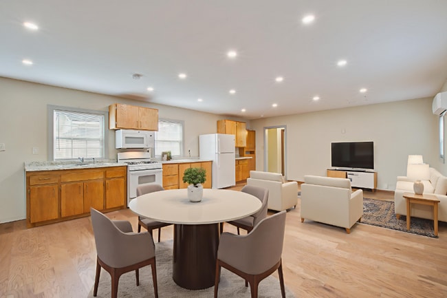 Photo - 198 Nassau St