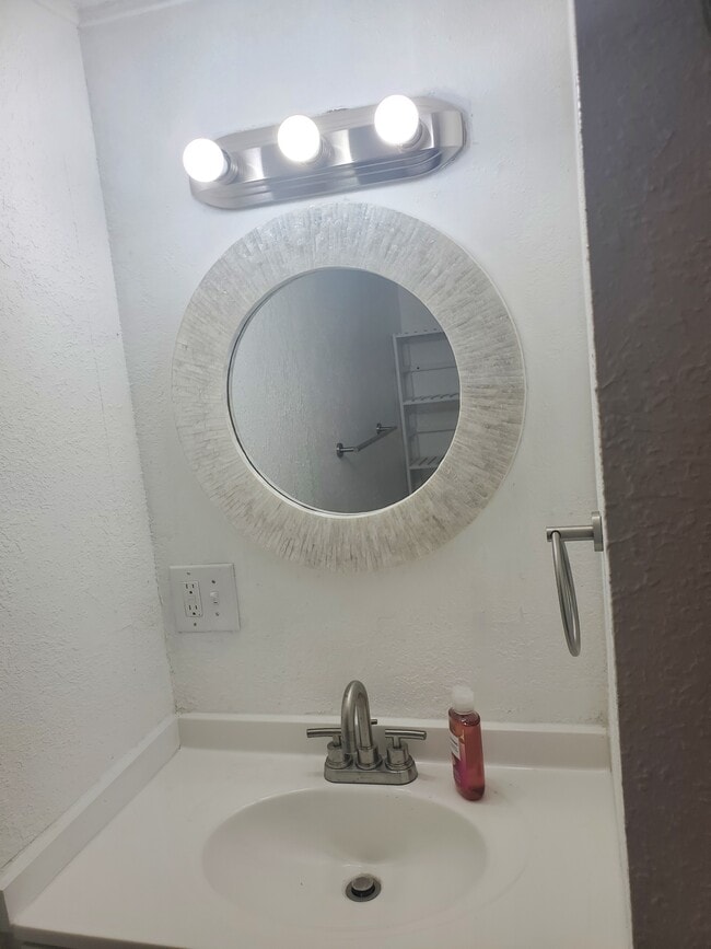 Photo - 914 Bayless St