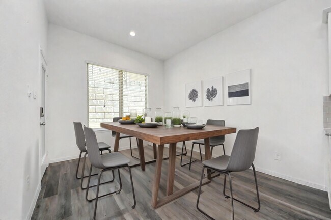 Photo - 501 Newcomb Holw Dr