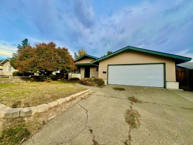 Building Photo - 3/2 In Vacaville!!