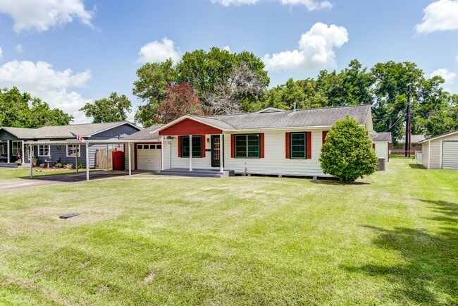 Photo - 305 Yaupon St