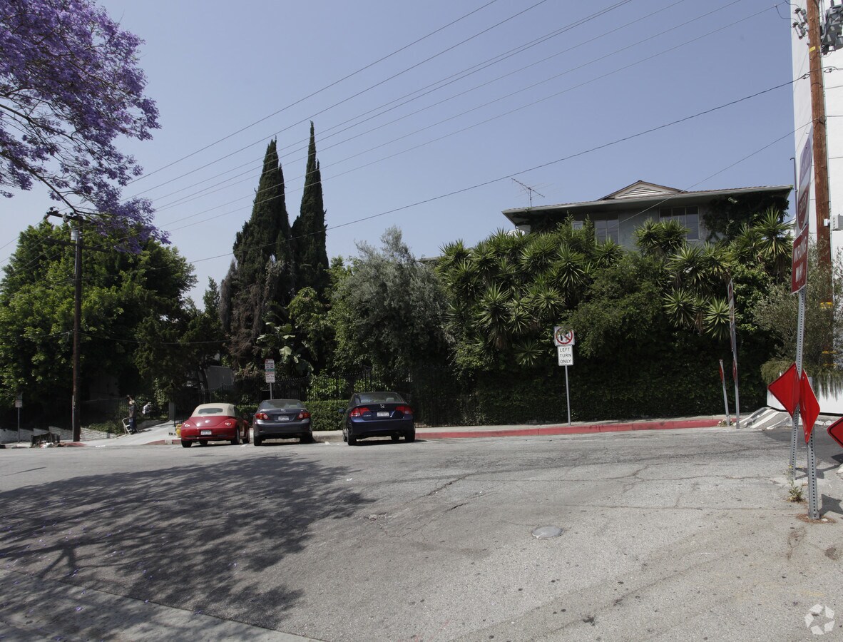 French Hill Apartments - French Hill Apartments