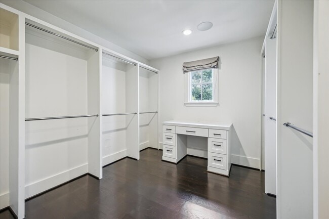 Building Photo - 3214 Westheimer Rd