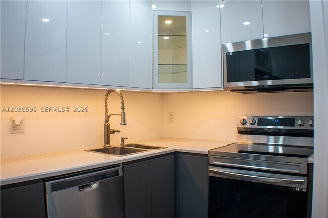 Building Photo - 4164 Inverrary Dr Unit 1004