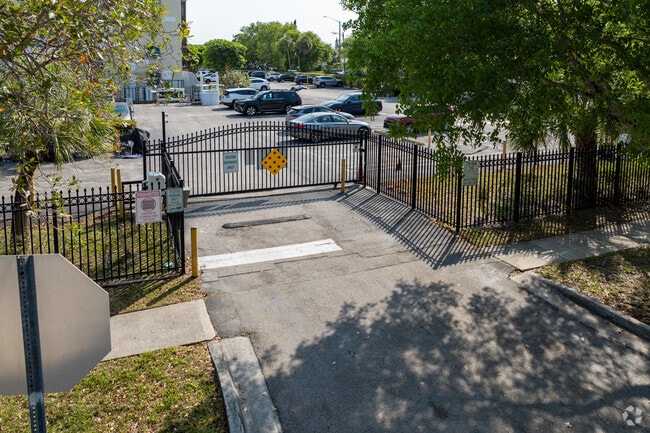 16950 W Dixie Hwy - Woodside Apartments