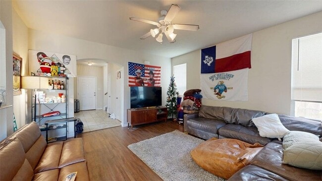 Photo - 2933 McLaren Dr