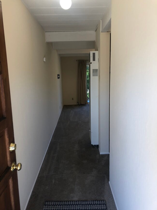 Building Photo - 225 Lometa Ave Unit 6