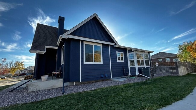 1657 Dyer Loop