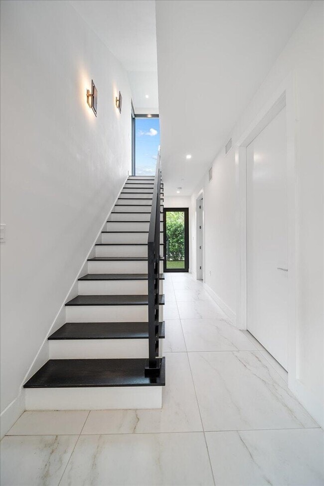 Photo - 1052 N Victoria Park Rd