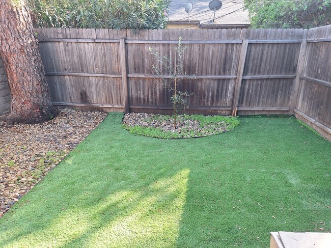 Building Photo - 16663 Victory Blvd Unit 16661