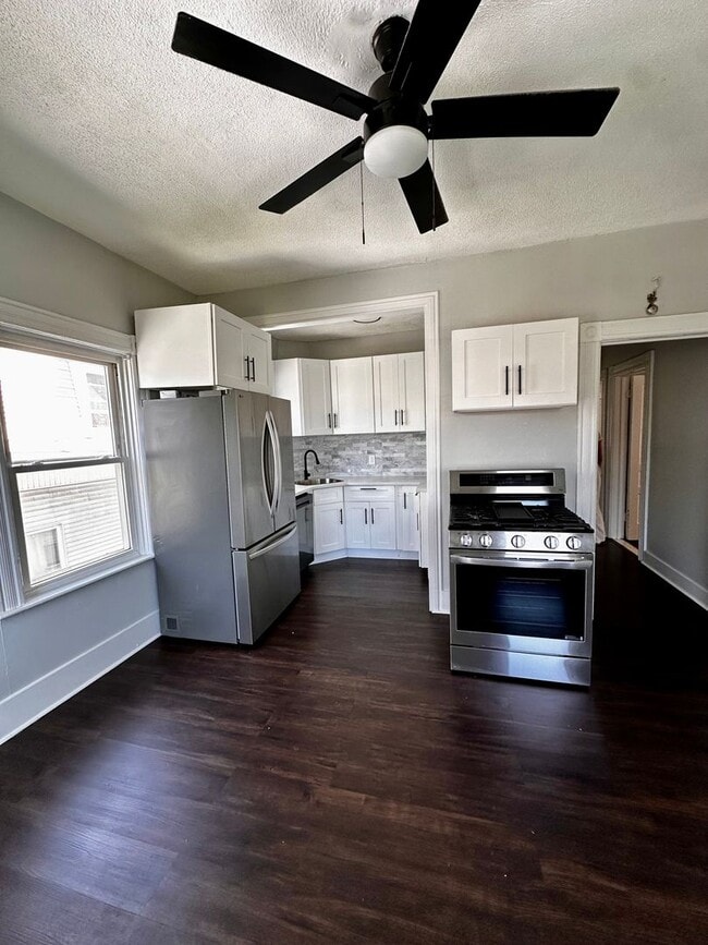 Photo - Spacious 3 bed/1 bath off of Broadway! Unit 3