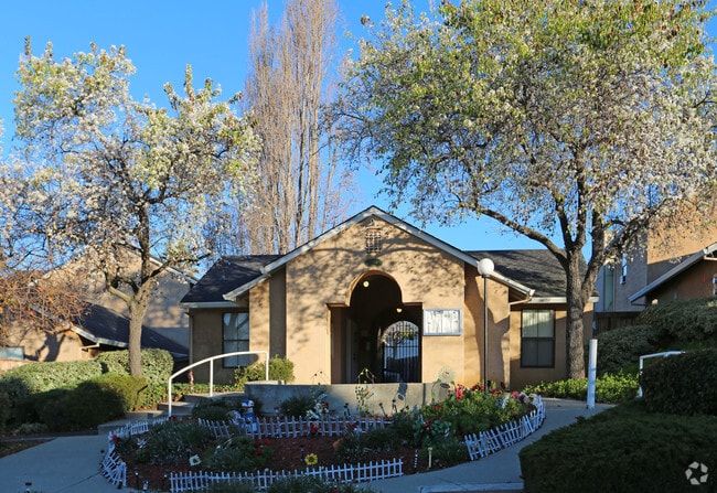 Photo - Sparks Way Commons