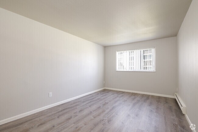 2BR, 1BA - 1,000SF - Secondary Bedroom