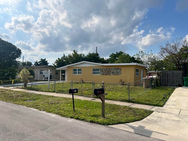 Building Photo - 5721 SW 38th St