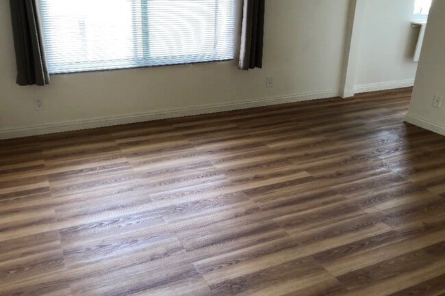 Studio: Lrge Room; Beautiful floor