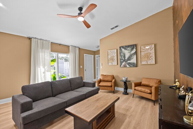 Photo - 1368 Periwinkle Pl