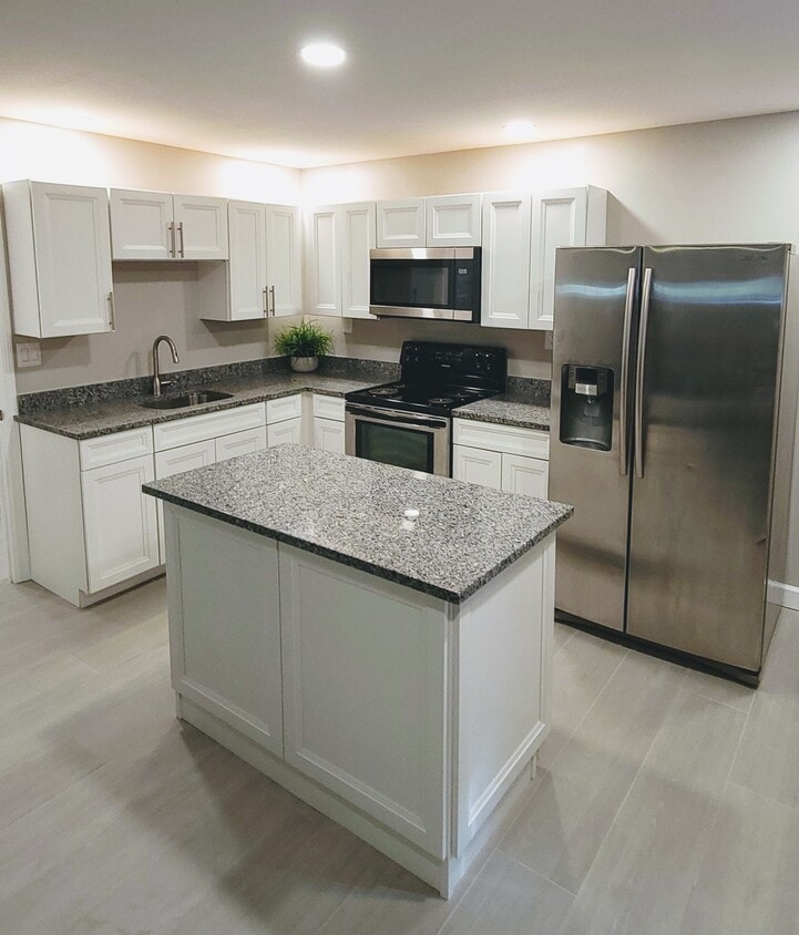 Kitchen - 340 N Lake Jessup Ave (Oviedo, FL)