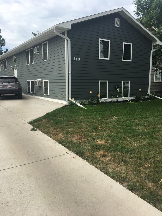 Newer 2BR w/wood flooring, W/D on site - 110 9th Ave SE Apartment Unit 1