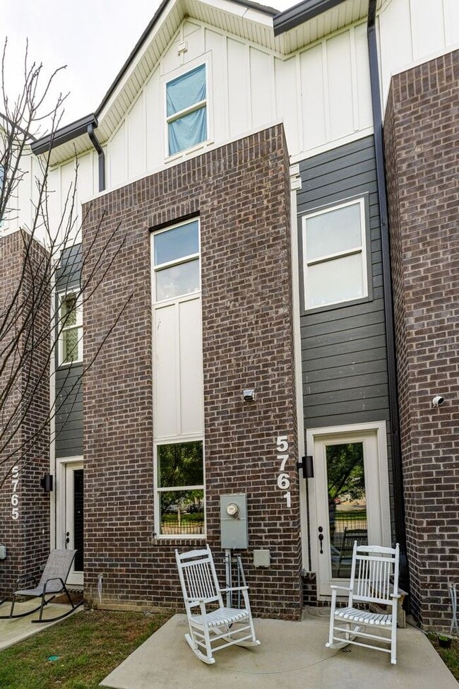 Building Photo - 5761 Sofias Cir