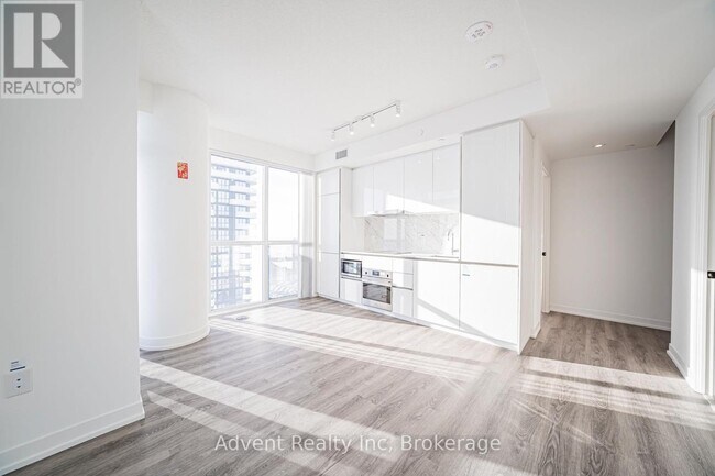 Photo - 8 Interchange Wy Unité 5512