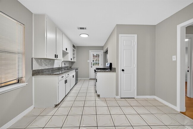 Photo - 6741 Feldspar St