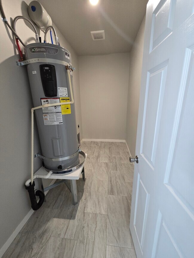 Wash/dry Hookup - 2210 S 1st Ave Unit 2210