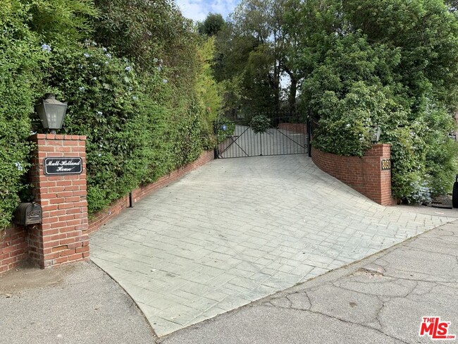 Building Photo - 8050 Mulholland Dr