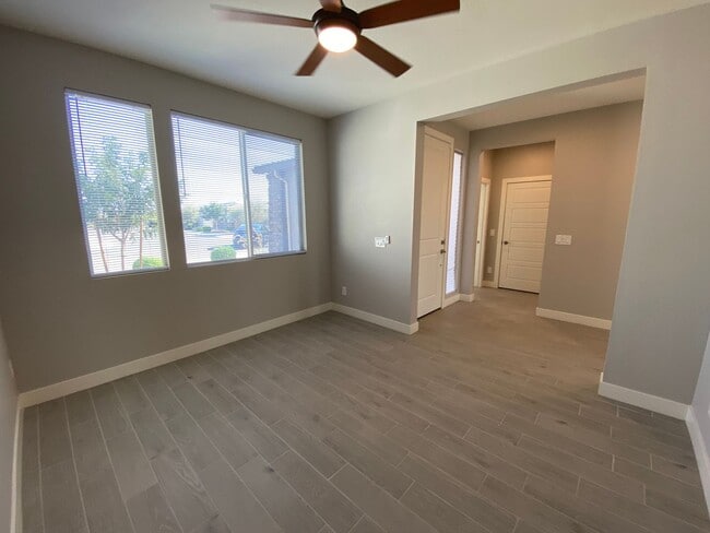 1560 W Avenida Del Valle
