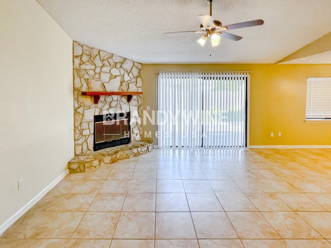 Photo - 616 Pembridge Dr W
