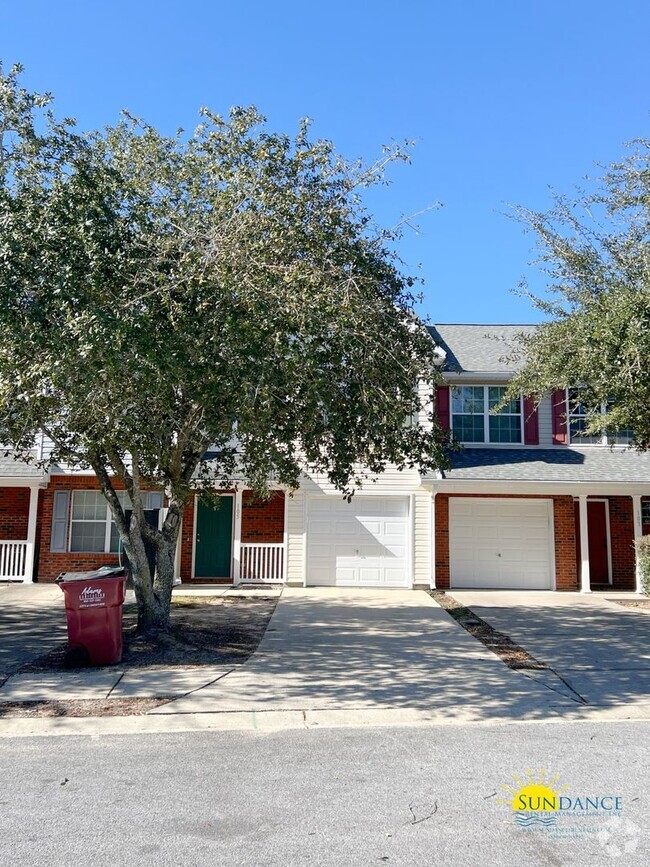 Building Photo - Spacious 3 Bedroom Townhome in Crestview!