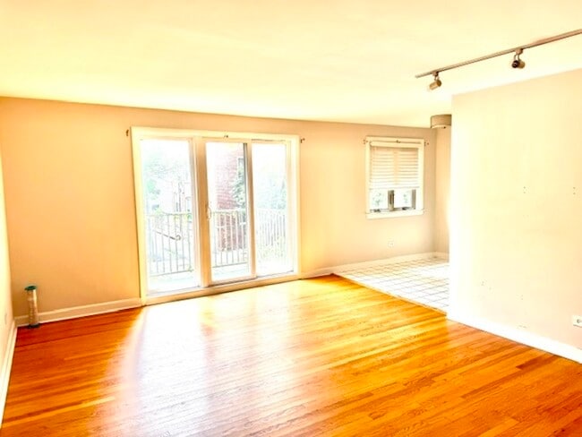 Photo - 1244 W Byron St