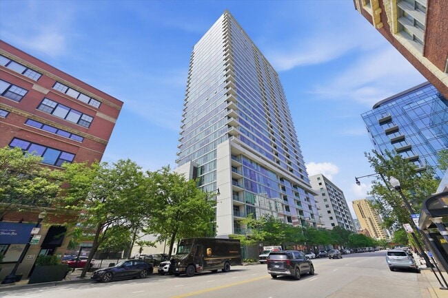 Building Photo - South Loop Condo 2BR + Garage Parking Included